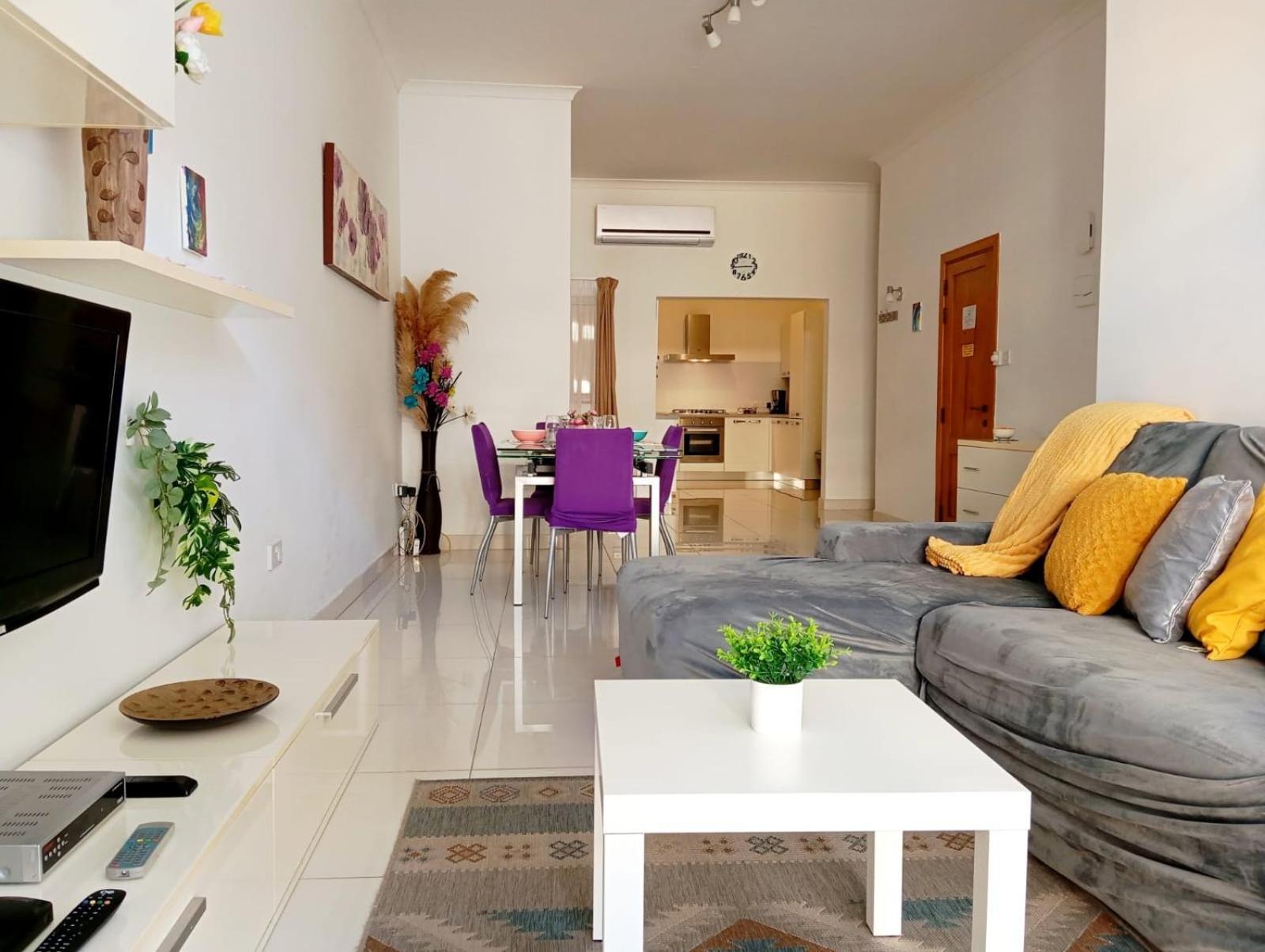 Modern Apartment In The Heart Of Sliema Steps From The Seafront ภายนอก รูปภาพ